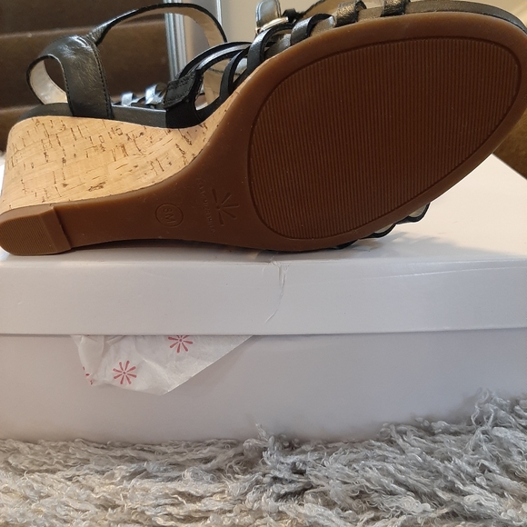 Free Shipping Issac Misrahi Black Leather wedge heel sandals. Size 8 - Picture 10 of 16